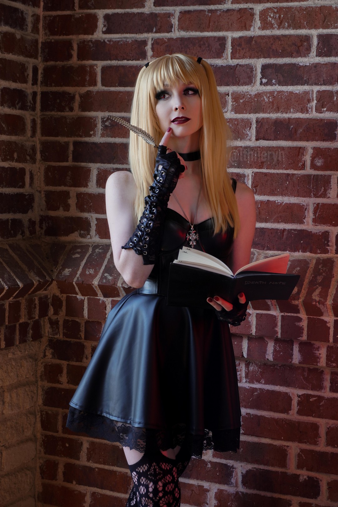 1080x1620, 377 Kb / косплей, перо, книга, кирпичи, кулон, блондинка, Ithileryn, Misa Amane