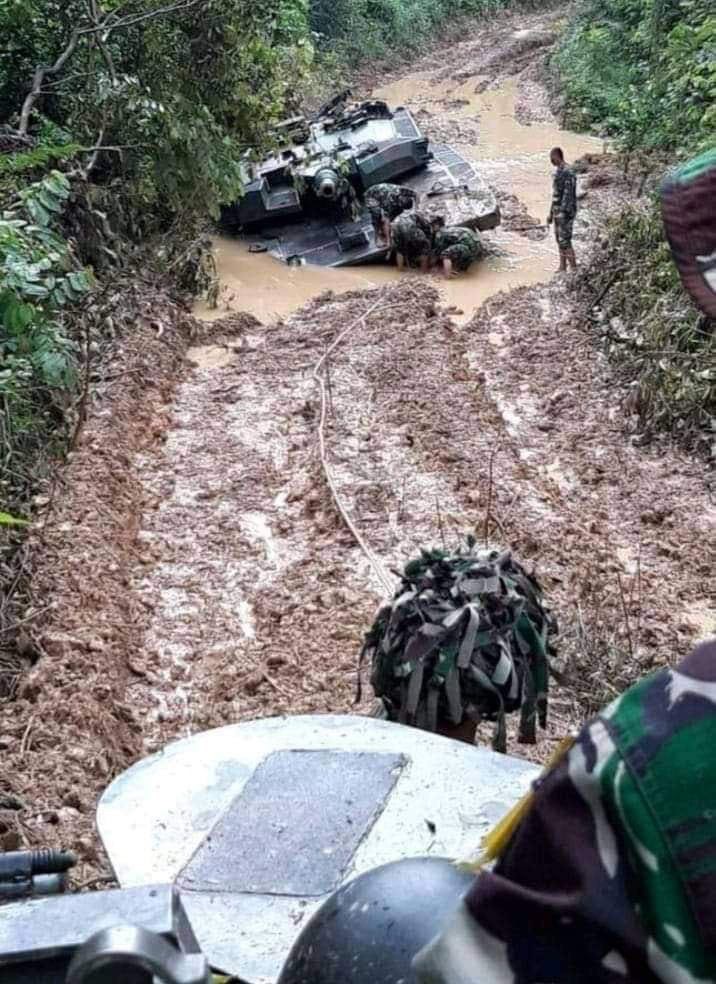 716x984, 173 Kb / Танк, Leopard-2RI, Индонезия, леопард, грязь, застрял, бездорожье