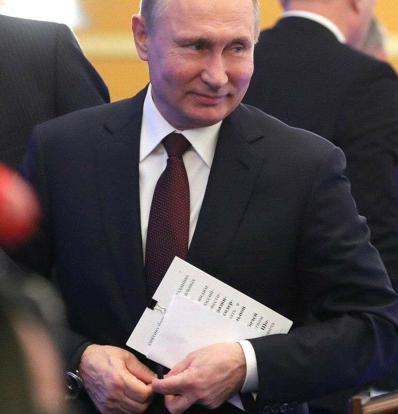 773x804, 96 Kb / Путин, костюм, шрифт