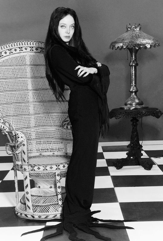 540x800, 87 Kb / Мортиша, Аддамс, ч/б, кресло, торшер, квадраты, Carolyn Jones