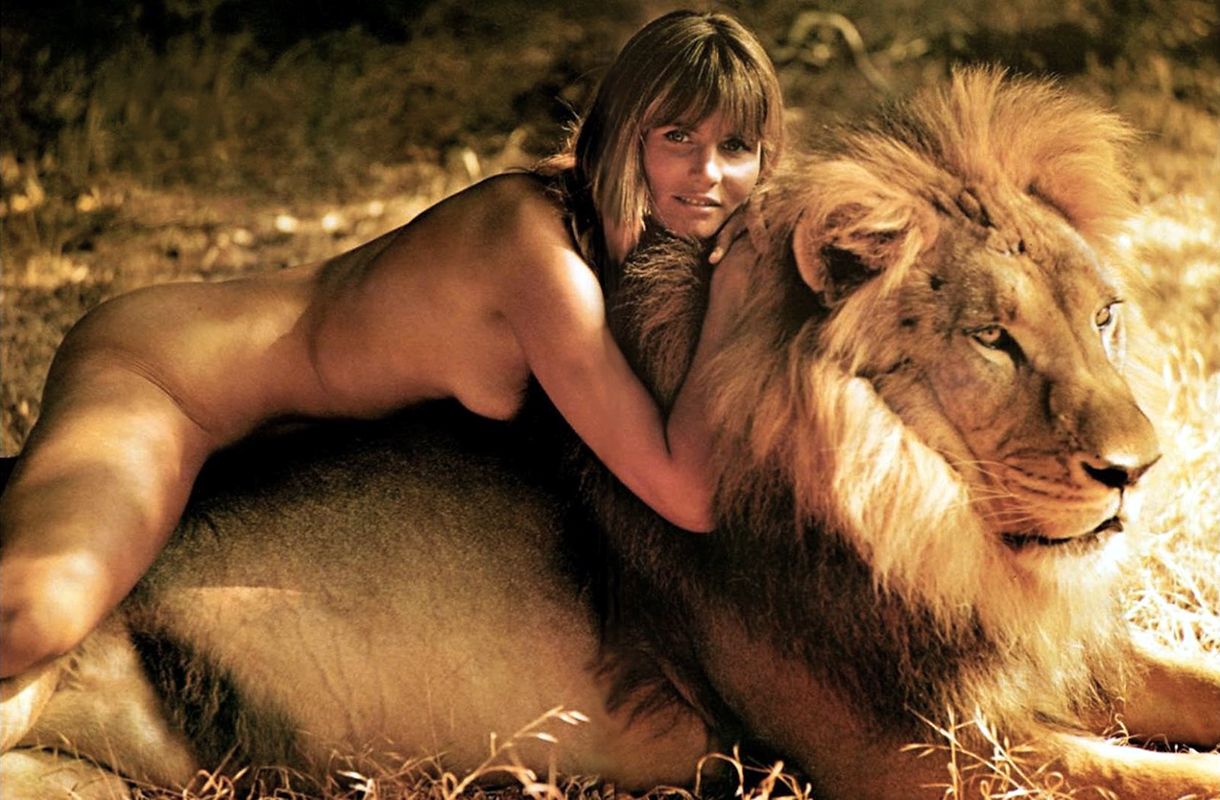 1220x800, 152 Kb / Сьюзан Бэклини, голая, лев, Susan Backlinie