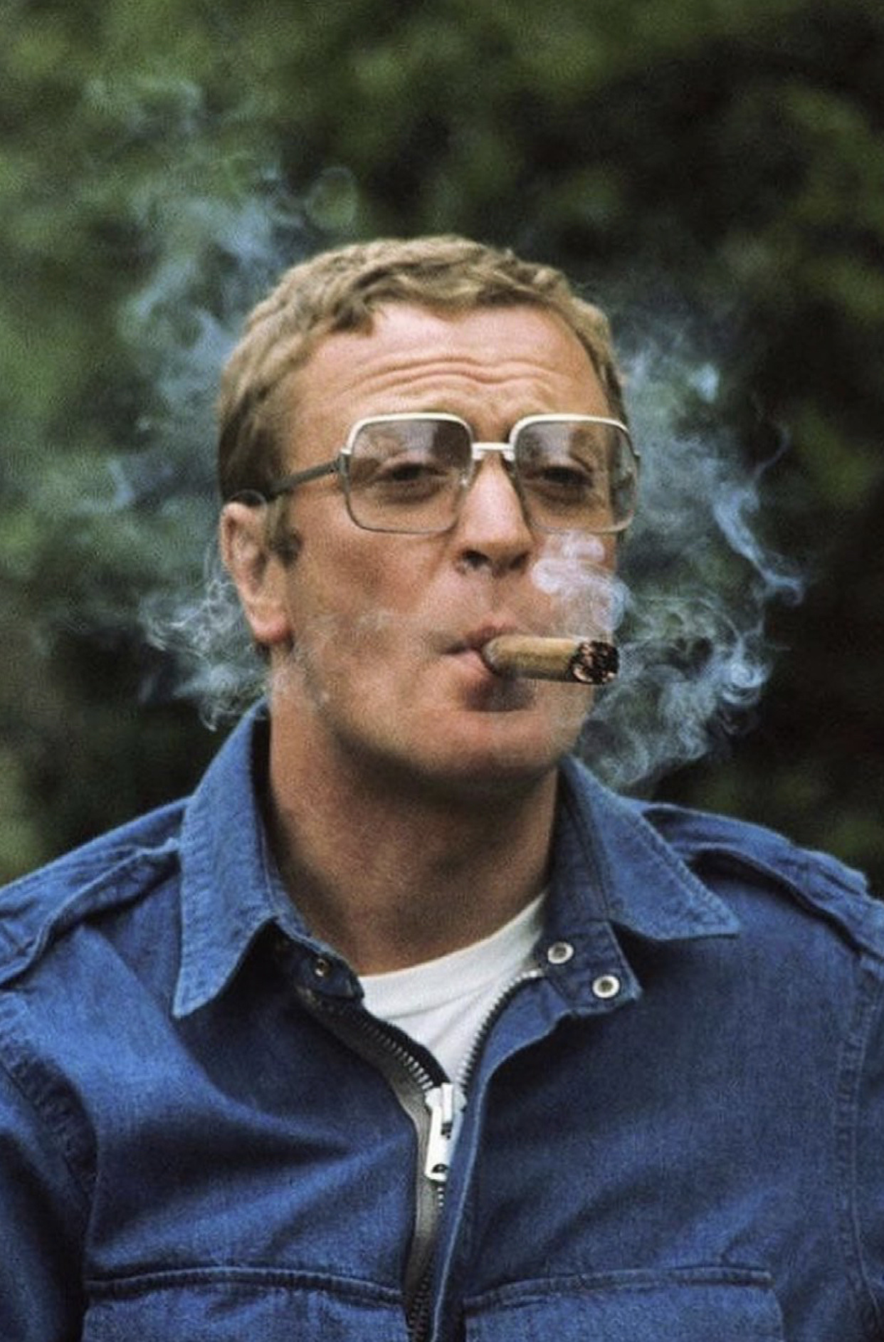 1242x1885, 466 Kb / Михаил Каин, Michael Caine, сигара, очки, майкл кейн