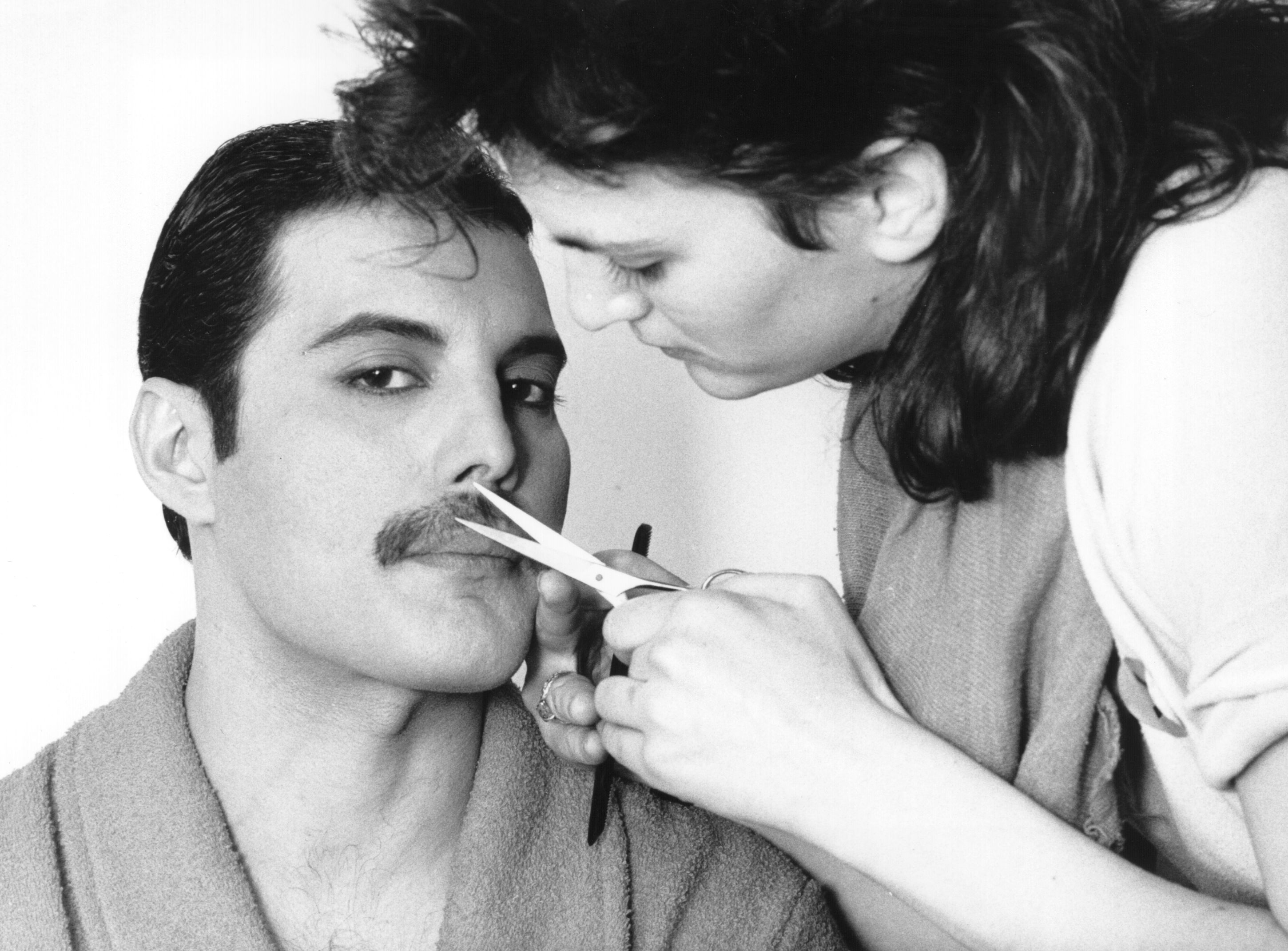 2900x2140, 631 Kb / Фредди Меркьюри, Freddie Mercury, ножницы, стрижка, усы, ч/б, халат