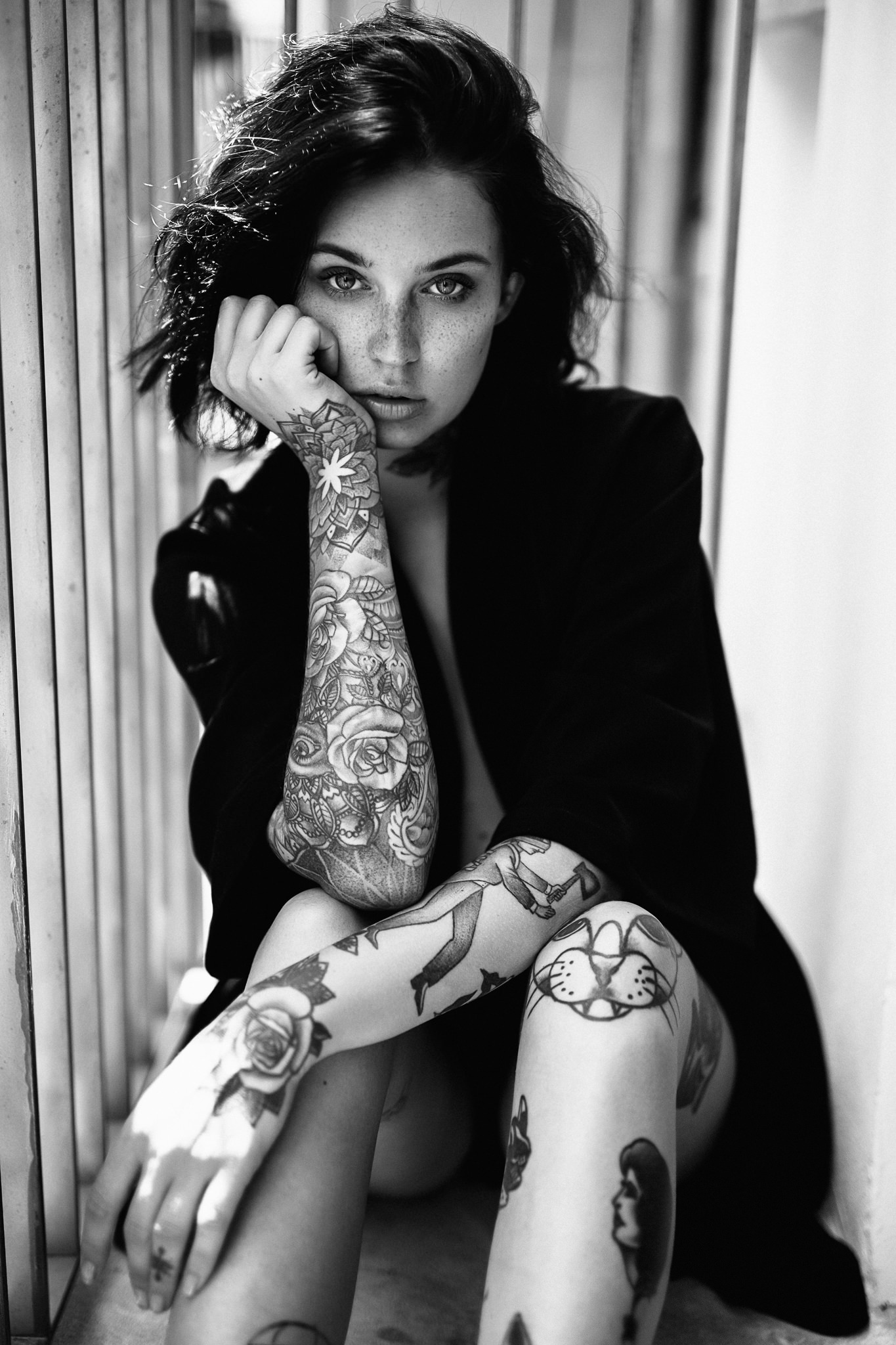 1365x2048, 610 Kb / тату, ч/б, кошка, взгляд, Scarlett Simoneit