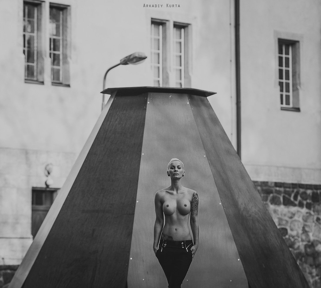 1113x998, 124 Kb / фонарь, топлесс, ч/б, тату, короткостриженная, Jill Hardener