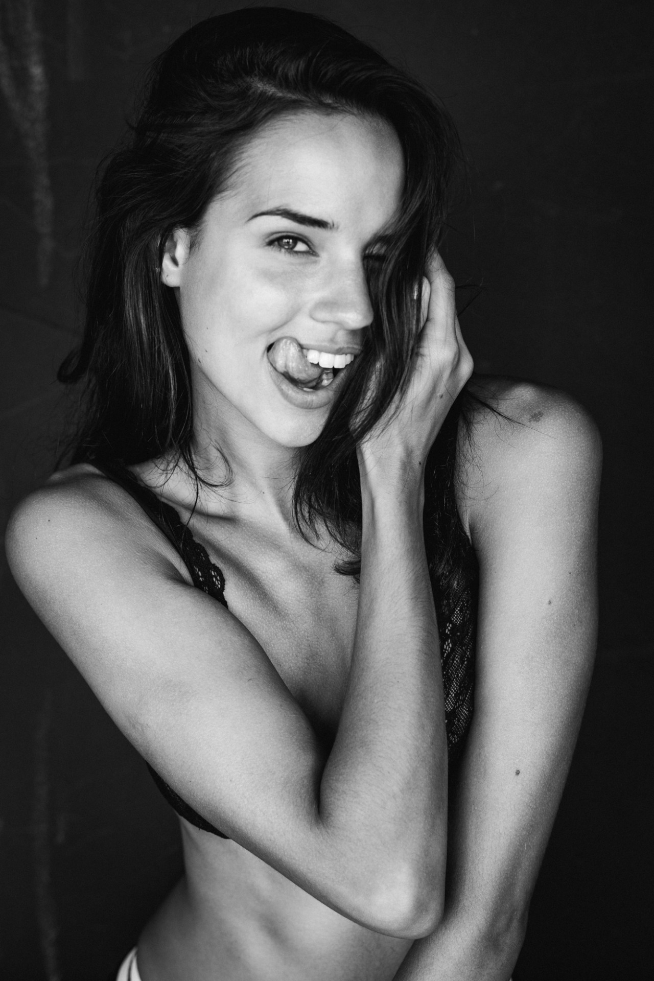 1280x1920, 399 Kb / ч/б, язык, Luisa De Freitas, улыбка, кружева