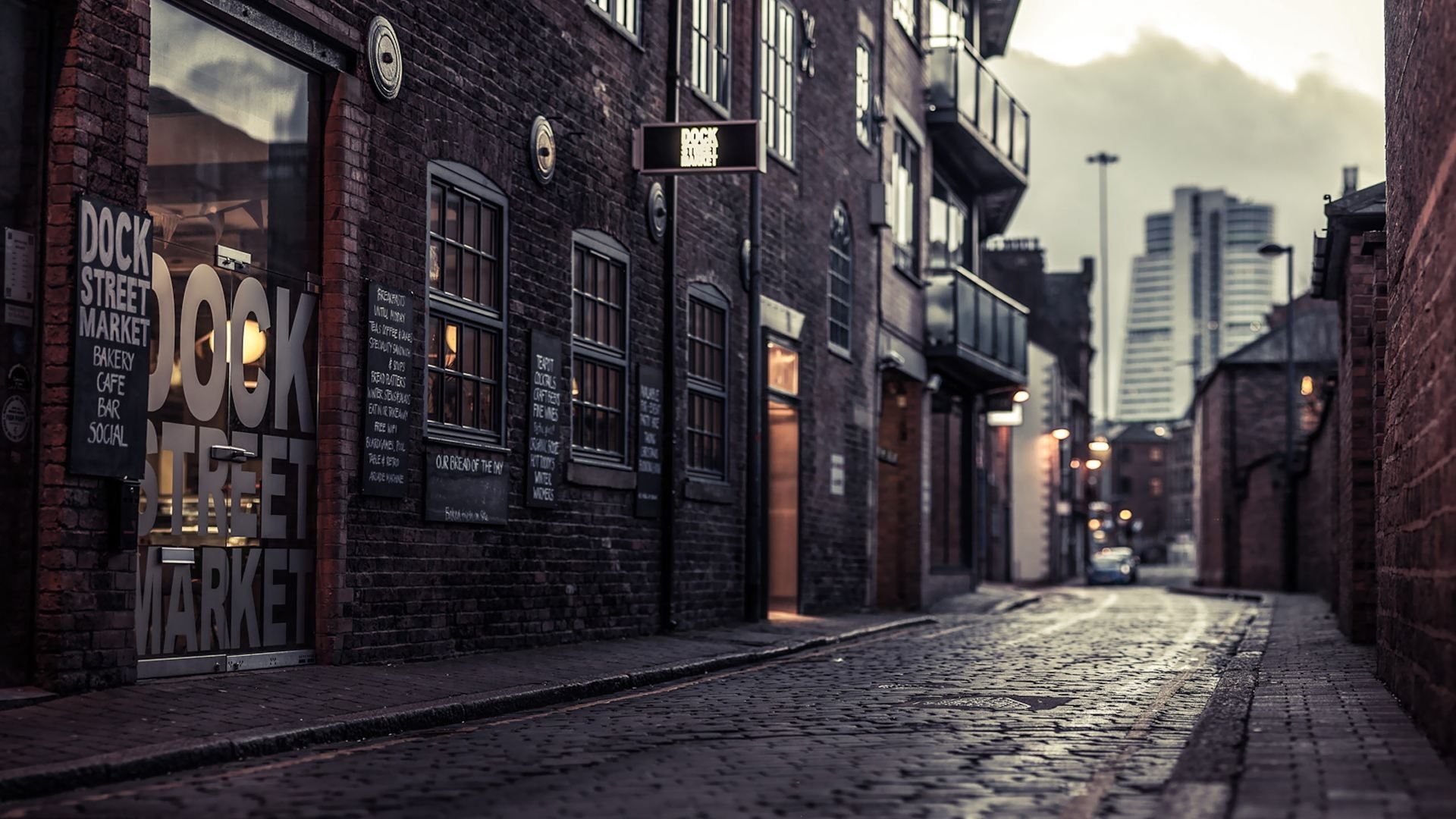1920x1080, 496 Kb / dockstreet, leeds, england, англия, докстрит, Лидс, улица, здание, кирпич, мостовая, булыжник, забор, кафе
