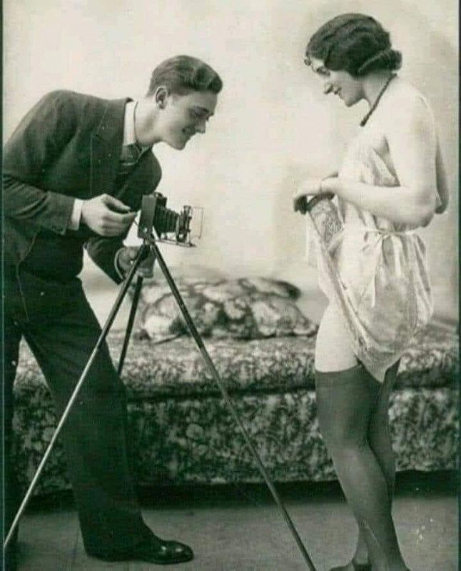 646x800, 111 Kb / ч/б, фотограф, фотоаппарат, пиджак, диван, чулки, платье