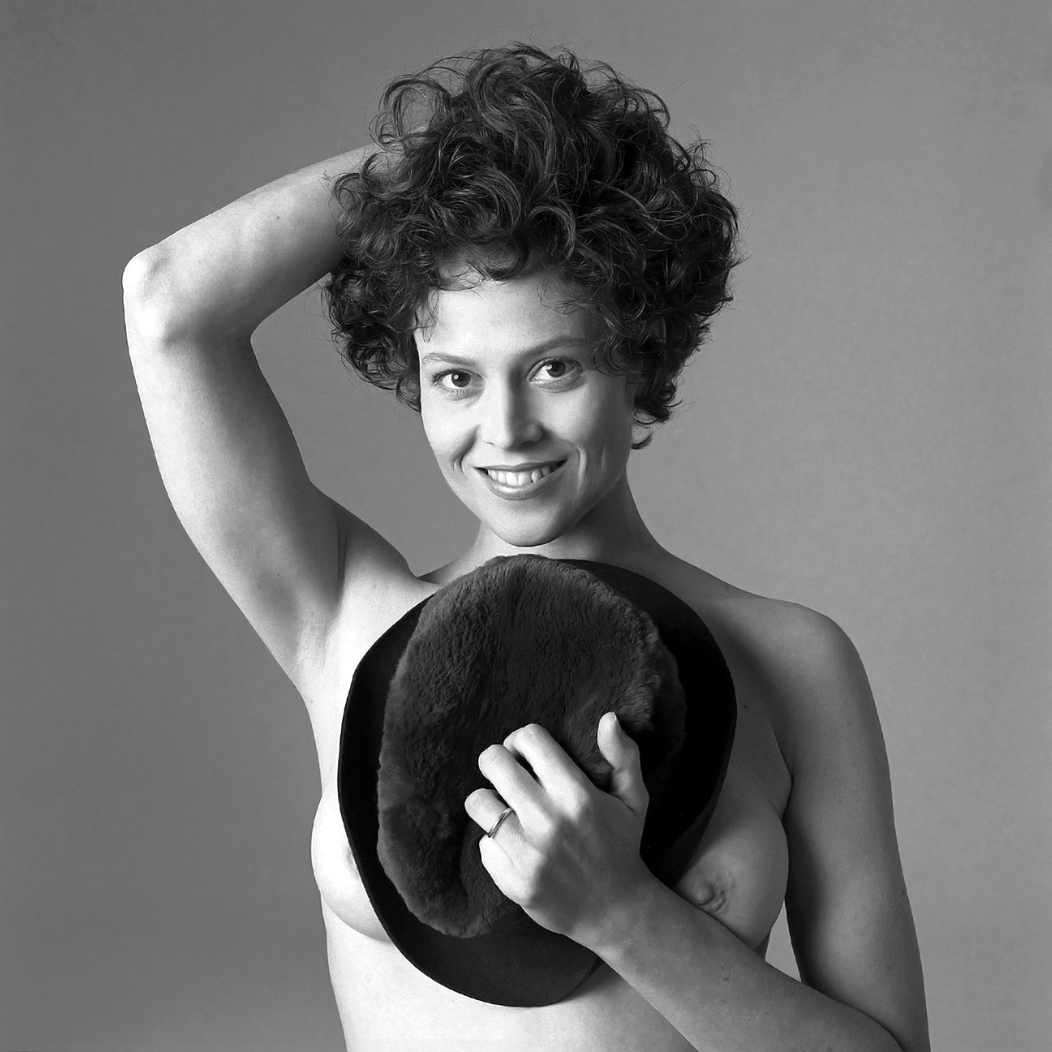 1500x1500, 347 Kb / ч/б, Сигурни Уивер, шляпа, Sigourney Weaver