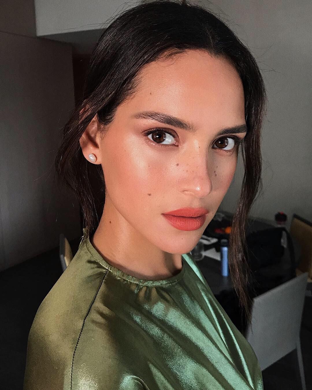 1080x1350, 214 Kb / Adria Arjona, глаза, помада, молодость, веснушки