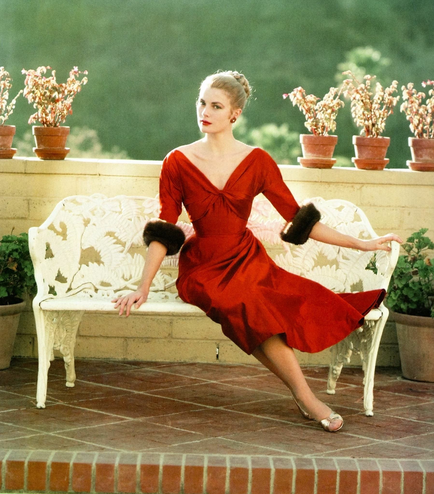 1798x2048, 546 Kb / Grace Kelly, Грейс Келли, бассейн, скамейка, растения, красное платье, мех, туфли, 1956