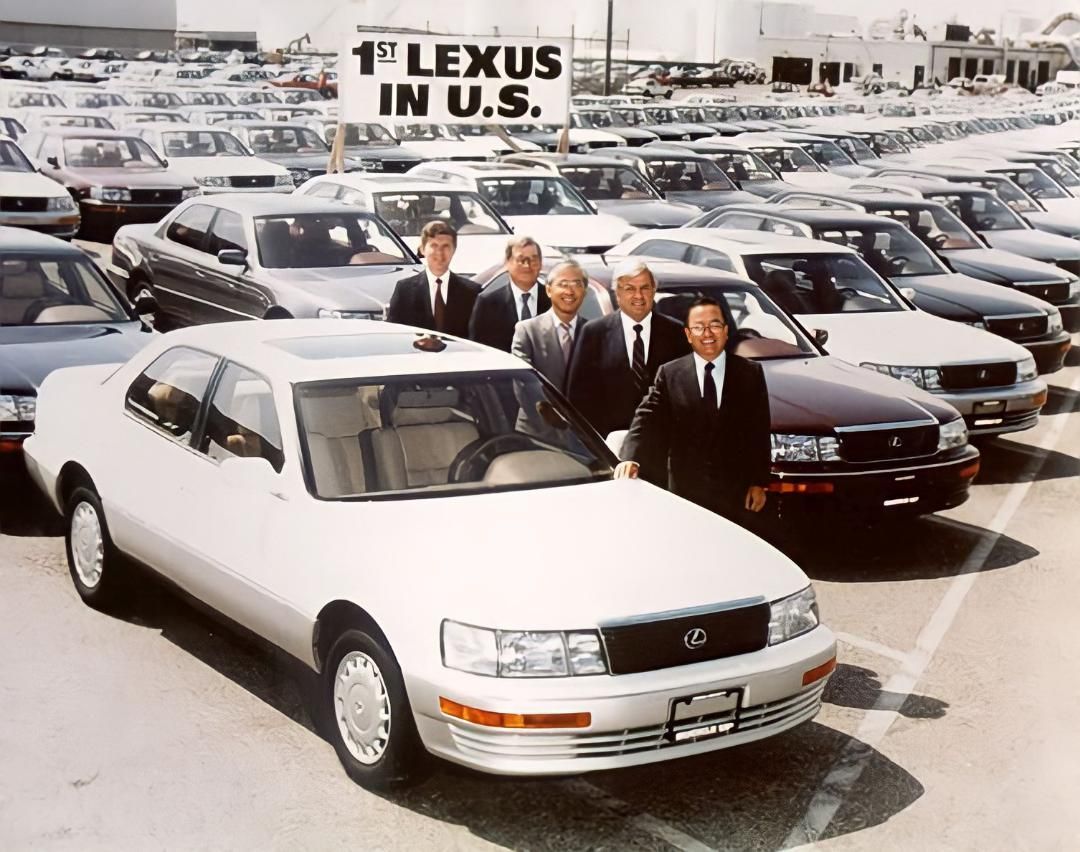 1080x852, 146 Kb / автомобиль, классика, ретро, Lexus, сша, стоянка, парковка, галстук, пиджак