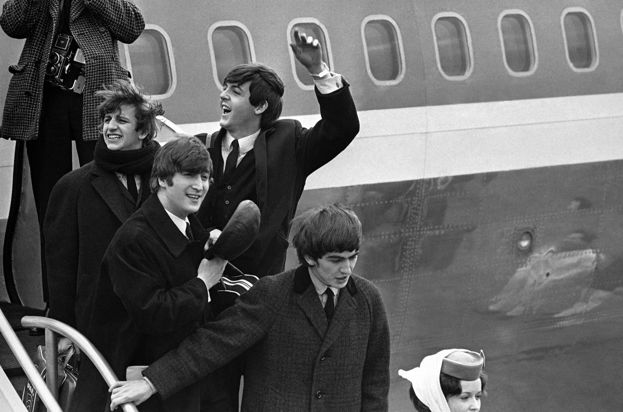 2100x1390, 624 Kb / ч/б, The Beatles, самолет, трап, Маккартни 80