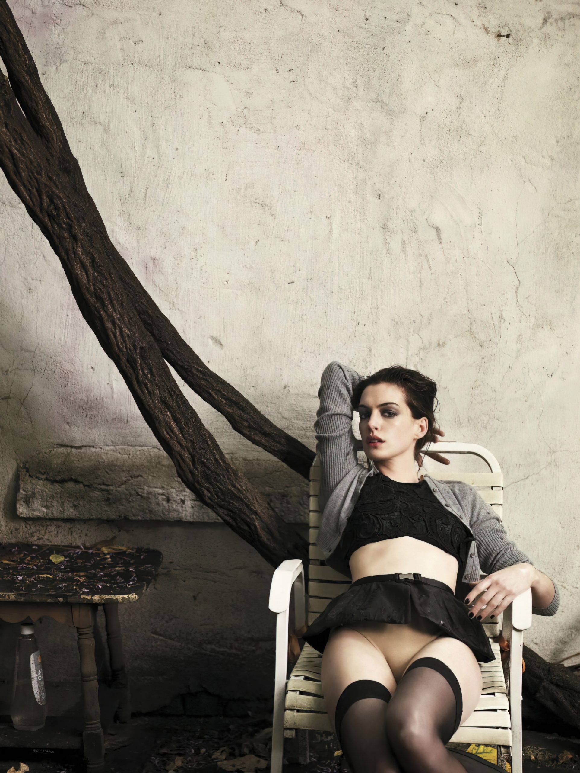 1923x2560, 602 Kb / стул, кресло, чулки, юбка, дерево, Anne Hathaway, Энн Хэтэуэй