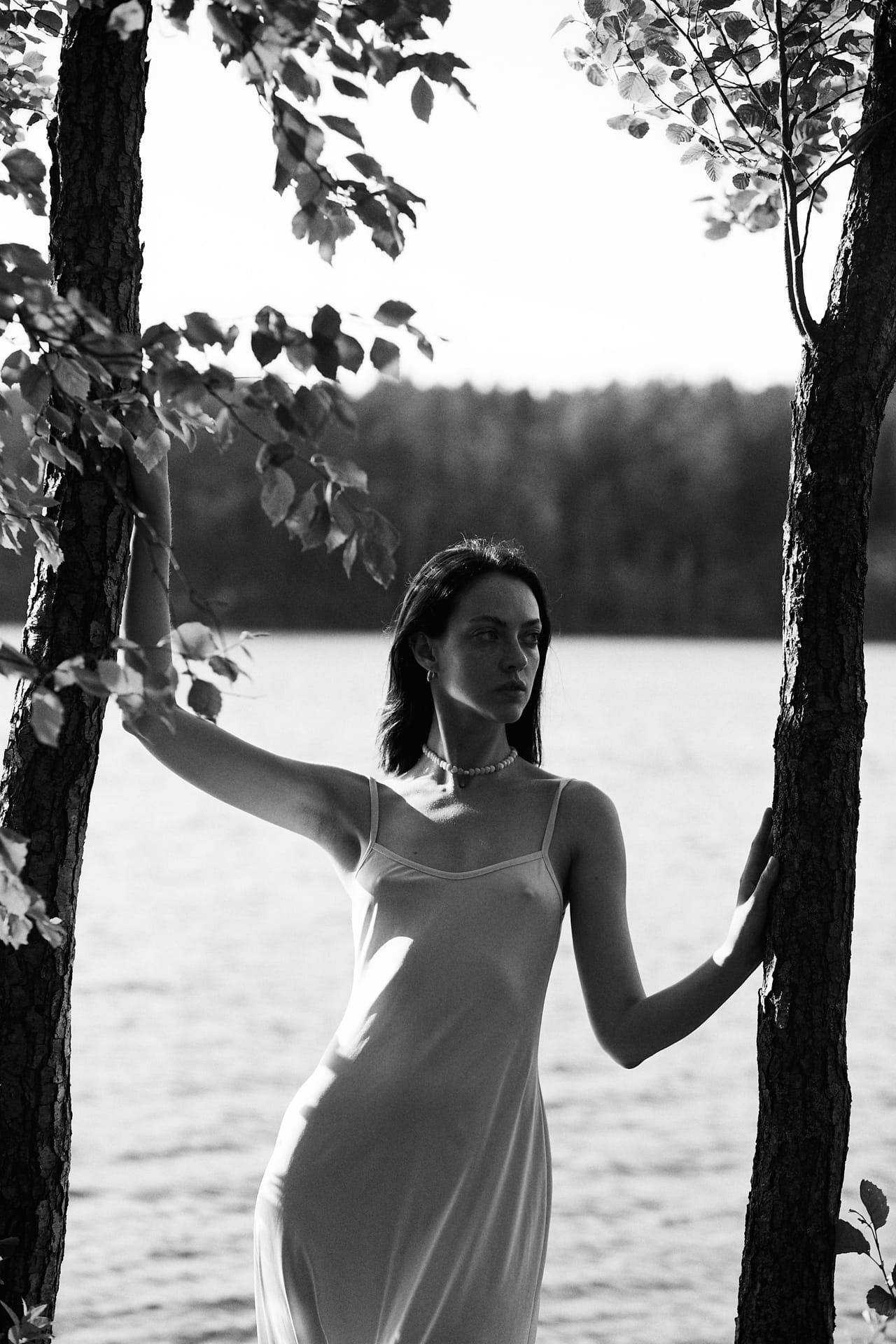 1280x1920, 482 Kb / Екатерина Можина, пеньюар, платье, соски, вода, дерево, ч/б