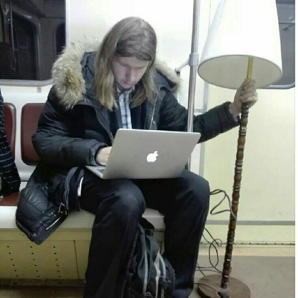 959x960, 268 Kb / метро, поезд, диван, торшер, макбук, ноутбук