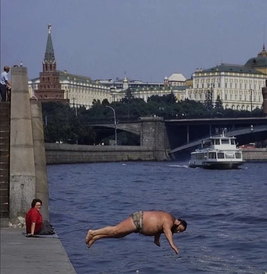1010x1037, 177 Kb / прыжок, река, москва, прыжок веры