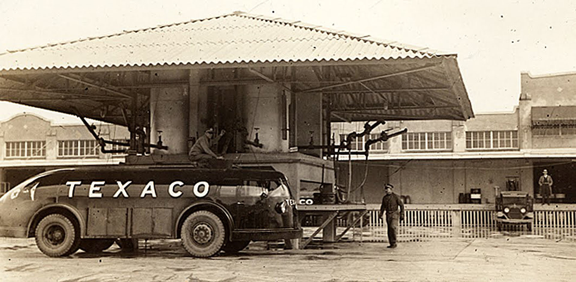 1920x940, 393 Kb / Doodlebug Texaco, бензовоз, сепия, ч/б