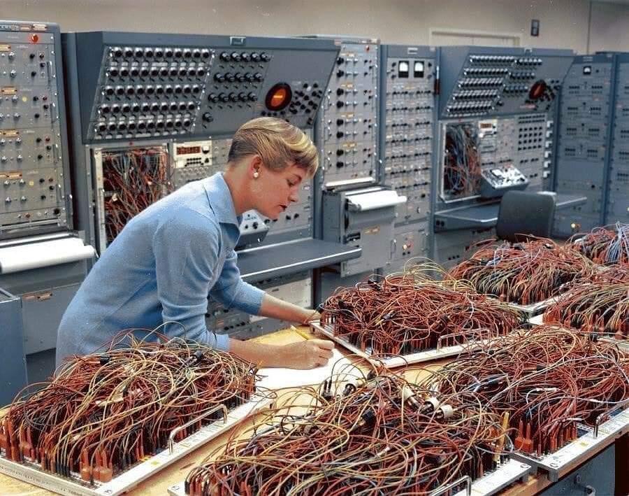 900x709, 152 Kb / провода, General Dynamics, компьютер, платье
