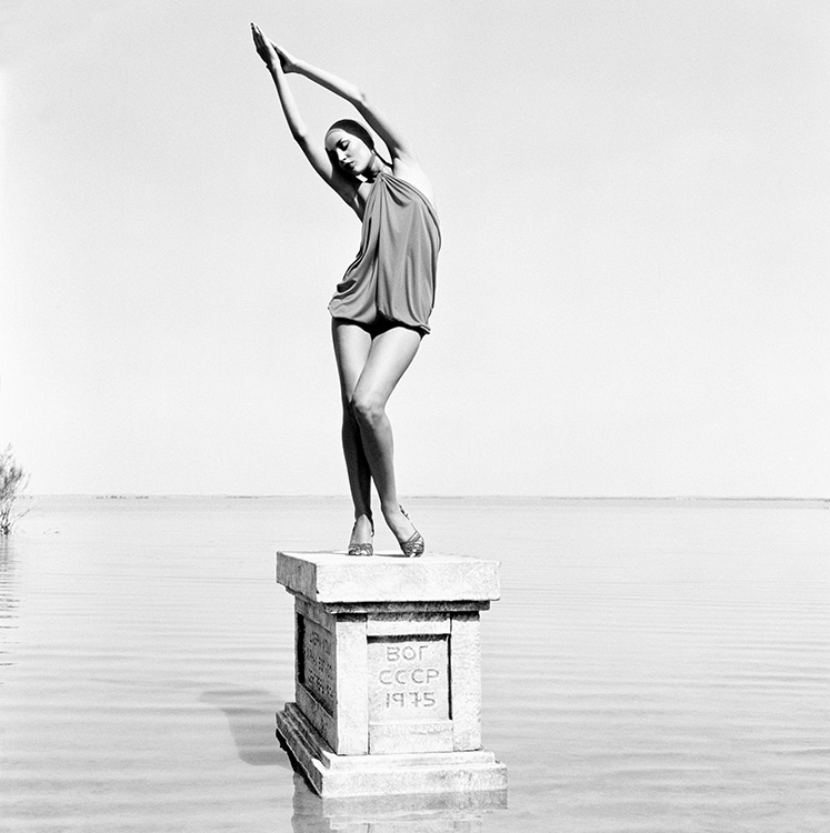 747x750, 154 Kb / женщина, СССР, 1975, Jerry Hall, Джерри Холл, ч/б, вода