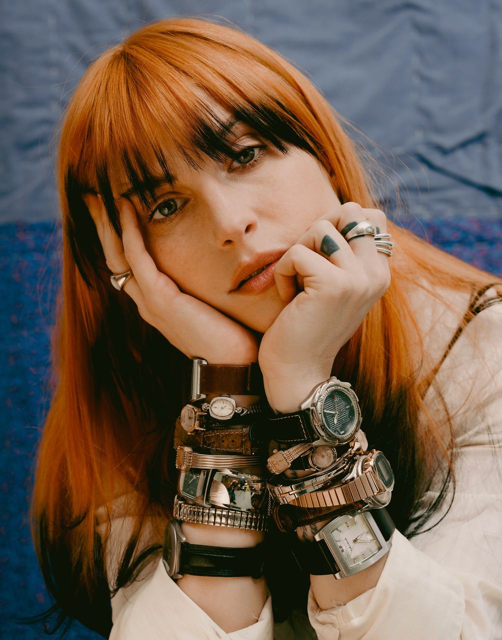 1005x1280, 180 Kb / Хейли Уильямс, Hayley Williams, рыжая, взгляд, часы, кольца, тату