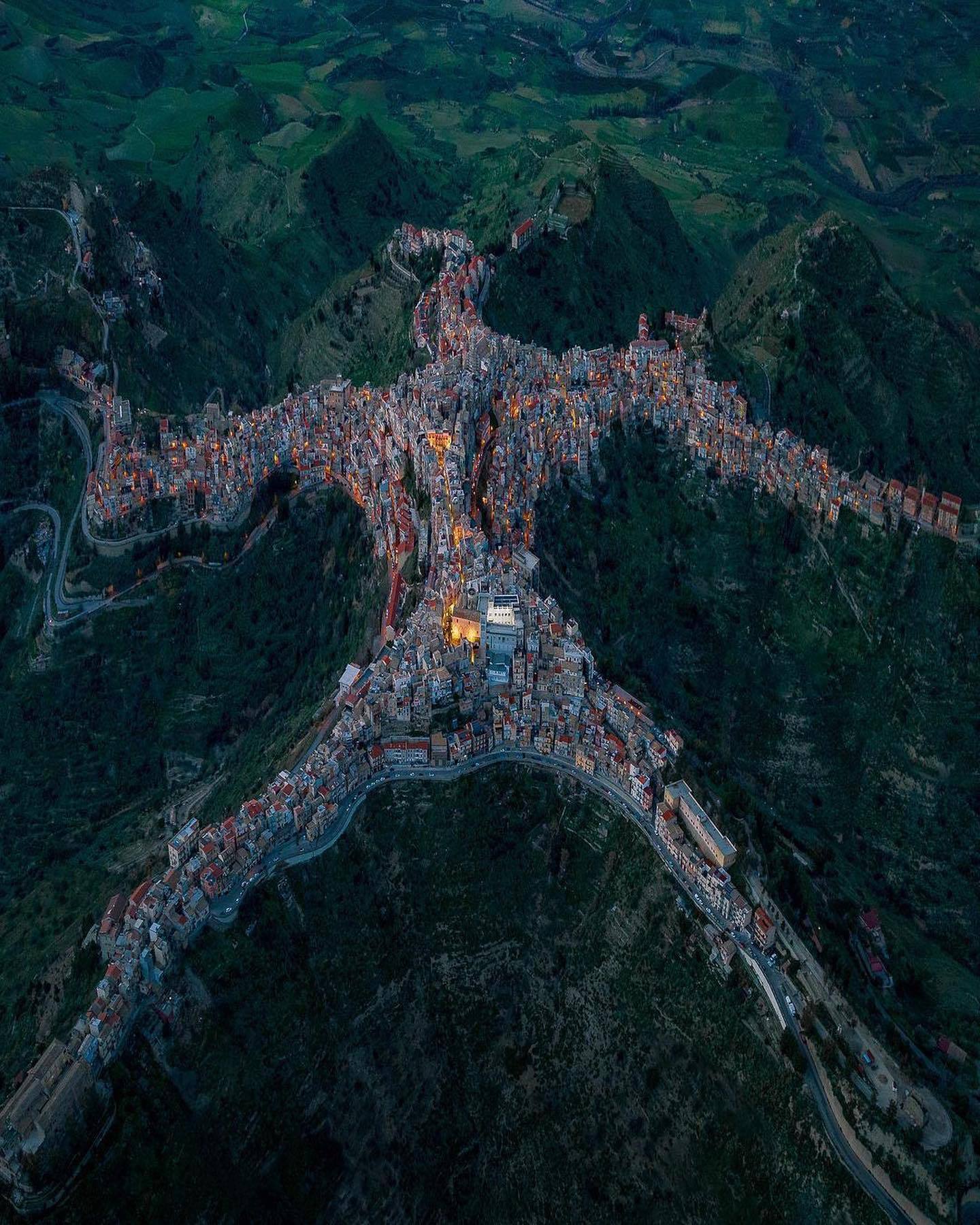 1440x1800, 402 Kb / город, горы, Италия, Сицилия, Чентурипе, Centuripe, Italy, коммуна