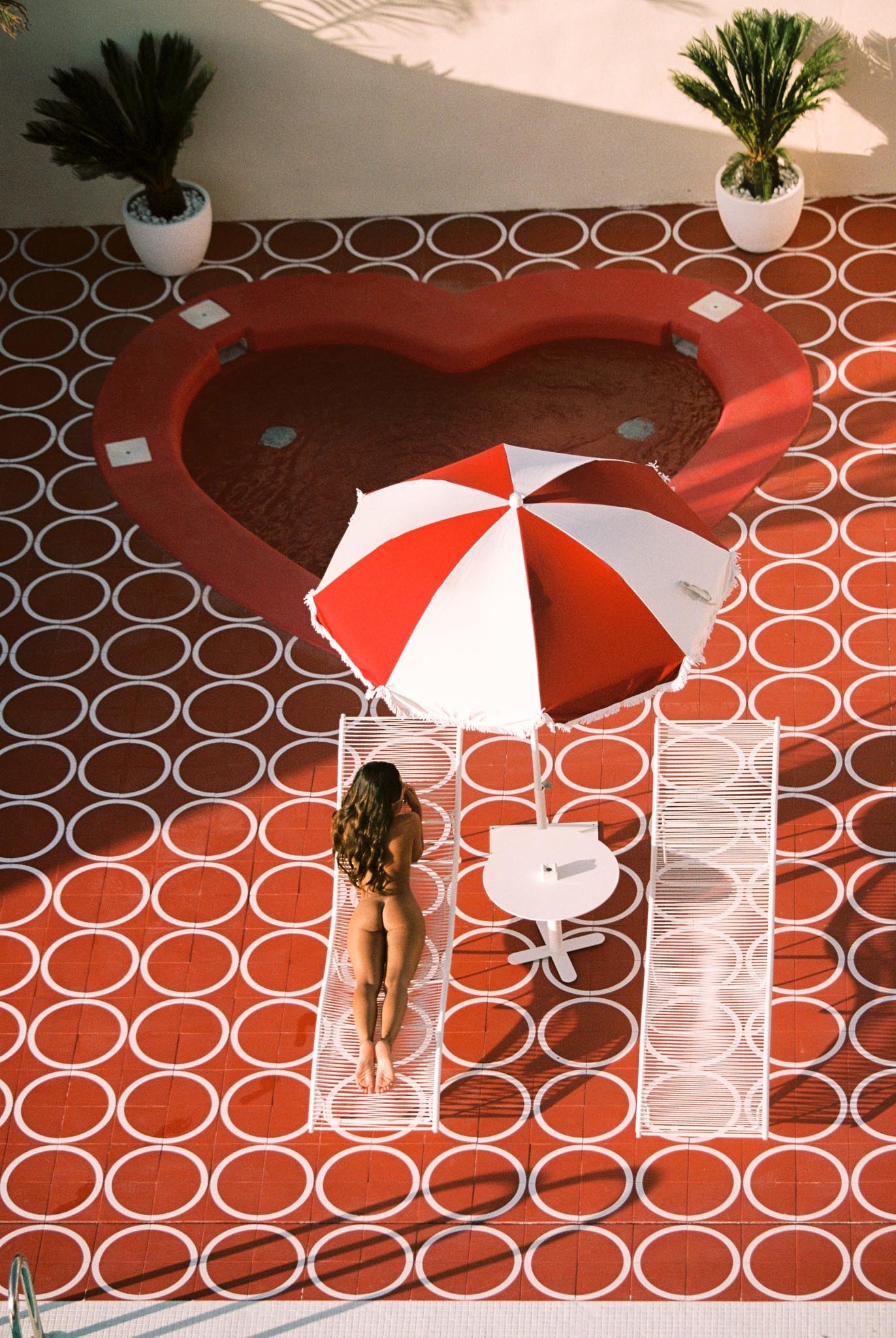 1372x2048, 534 Kb / шезлонг, голая, зонтик, бассейн, горшок, сердце, цветок, красный, круги, солнце, тень