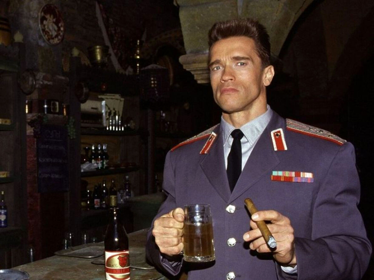 1200x900, 125 Kb / Арнольд Шварценеггер, Красная жара, милиционер, сигара, пиво, бар, кружка, пиджак, галстук