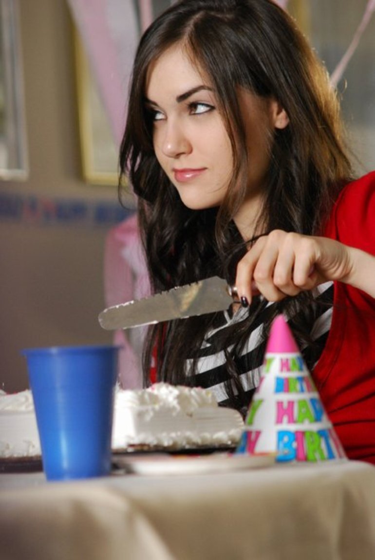 770x1150, 93 Kb / Саша Грей, торт, Sasha Grey, Марина Энн Хэнцис, Marina Ann Hantzis, стакан, колпак, лопатка, День Рожденья, взгляд