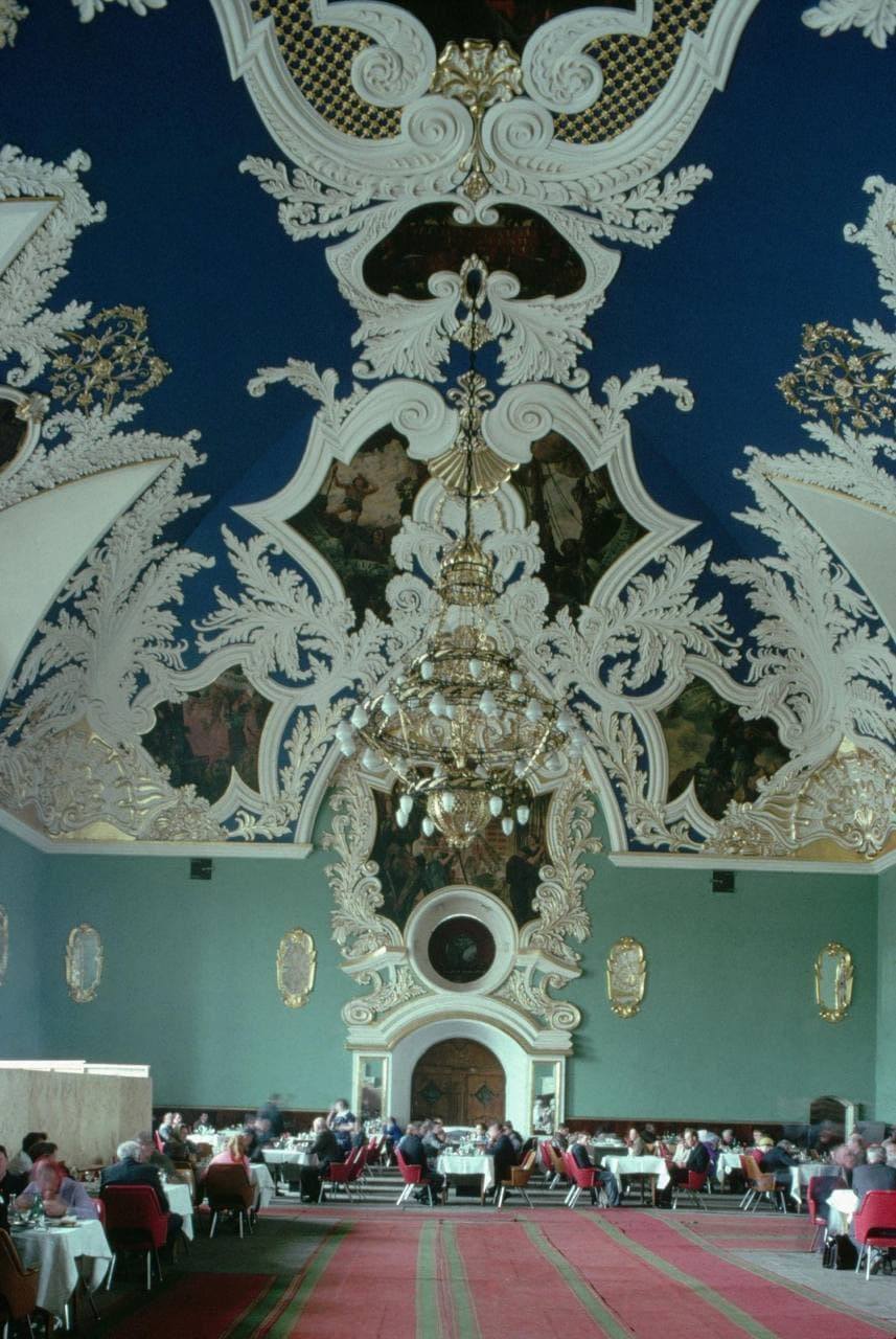 857x1280, 154 Kb / Ресторан, Москва, потолок, роспись, люстра