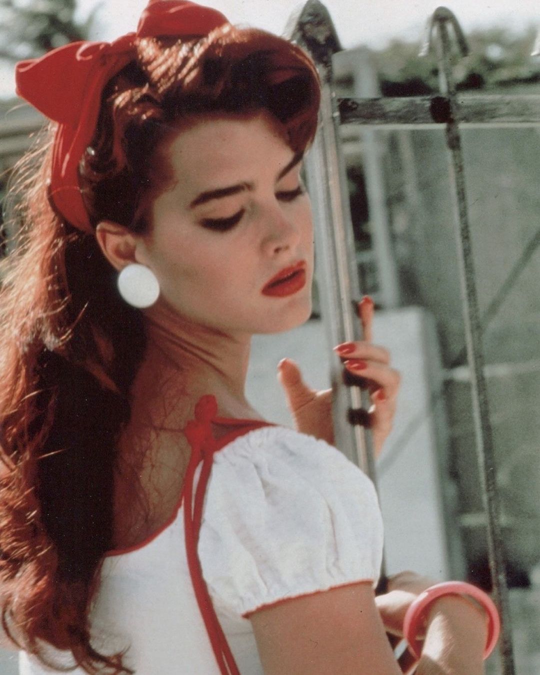 1080x1349, 167 Kb / Brooke Shields, Брук Шилдс, серьга, браслет, бант