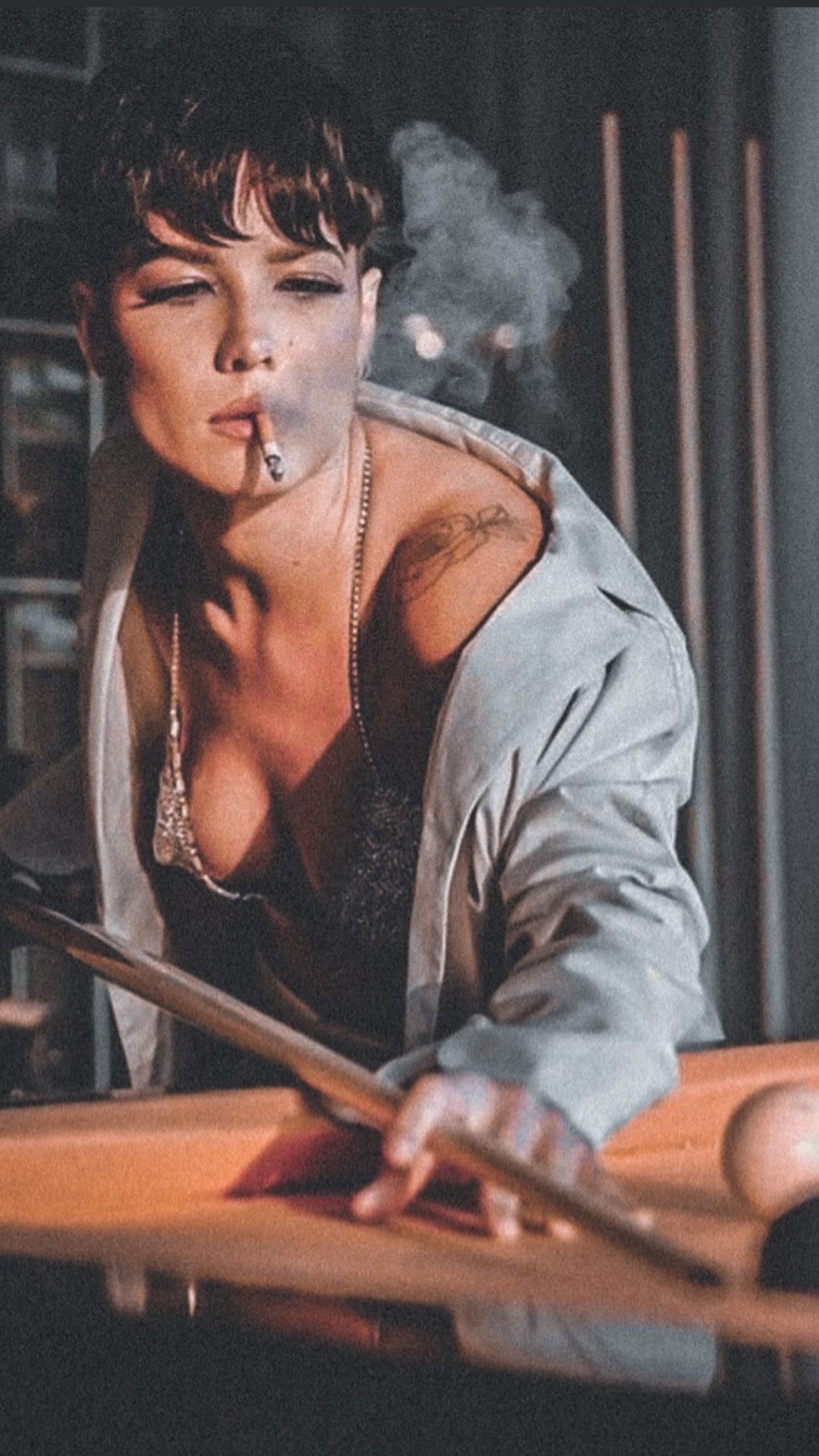 1080x1920, 262 Kb / женщина, тату, сигарета, дым, бильярд, кий, шары, куртка