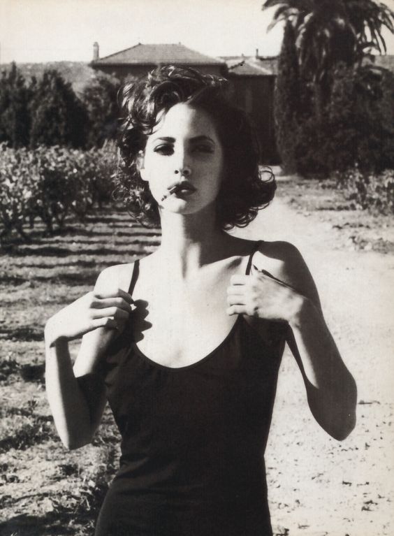564x767, 70 Kb / женщина, майка, сигарета, деревья, кусты, ч/б, Christy Turlington, Италия