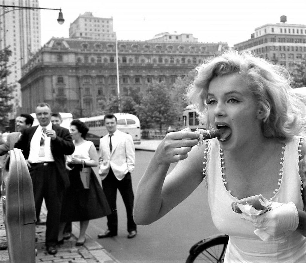 1024x880, 121 Kb / Мерилин Монро, Marilyn Monroe, хотдог, очередь, улица NY, ч/б