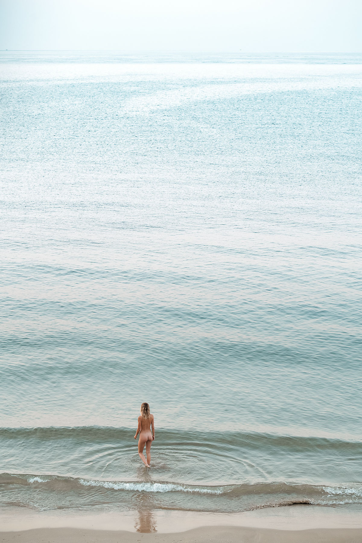 1200x1800, 593 Kb / Olivia Aarnio, голая, пляж, песок, вода