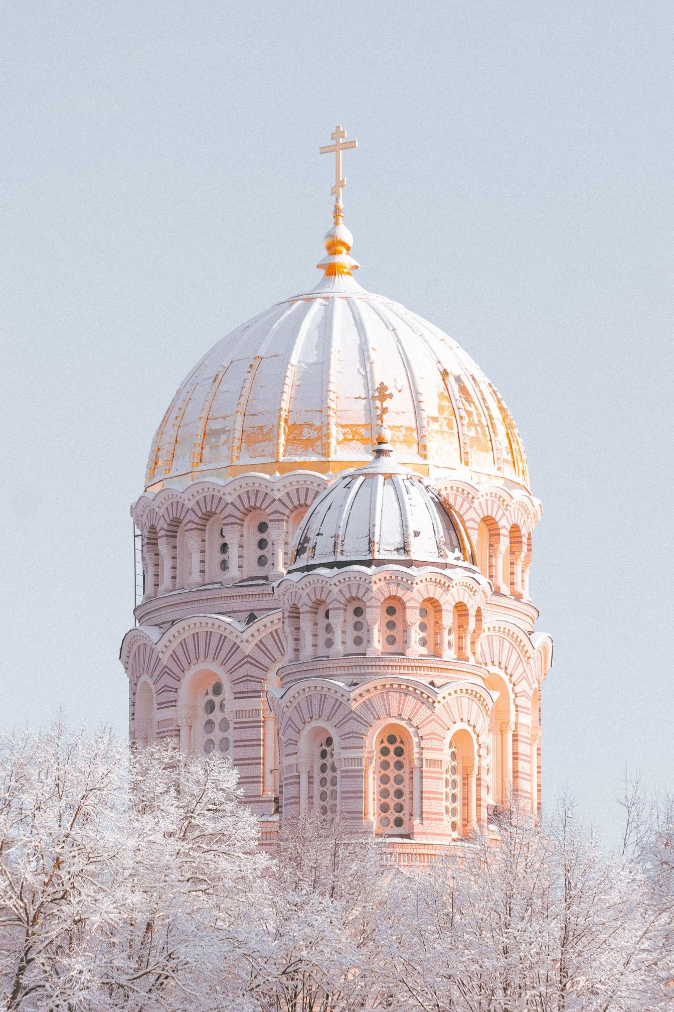 1344x2016, 490 Kb / снег, крест, купола, храм, кафедральный собор, Рига