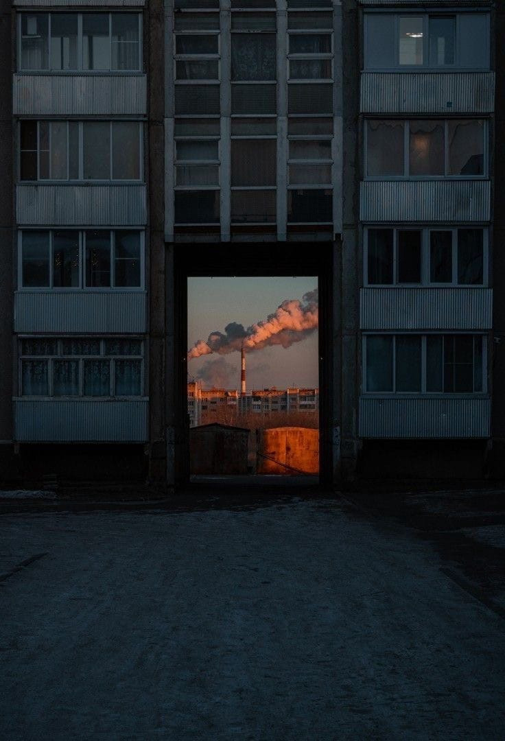 736x1080, 140 Kb / Труба, арка, панелька, дом, дым
