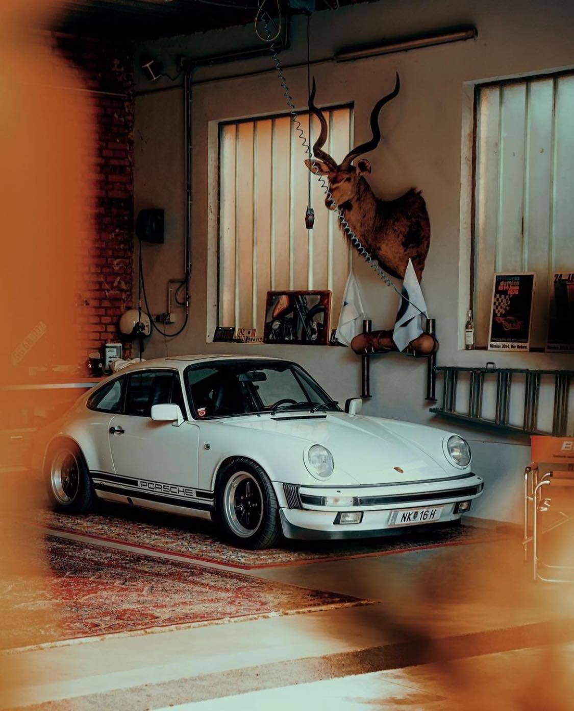 1125x1392, 147 Kb / автомобиль, классика, ретро, Porsche, гараж, олень, рога