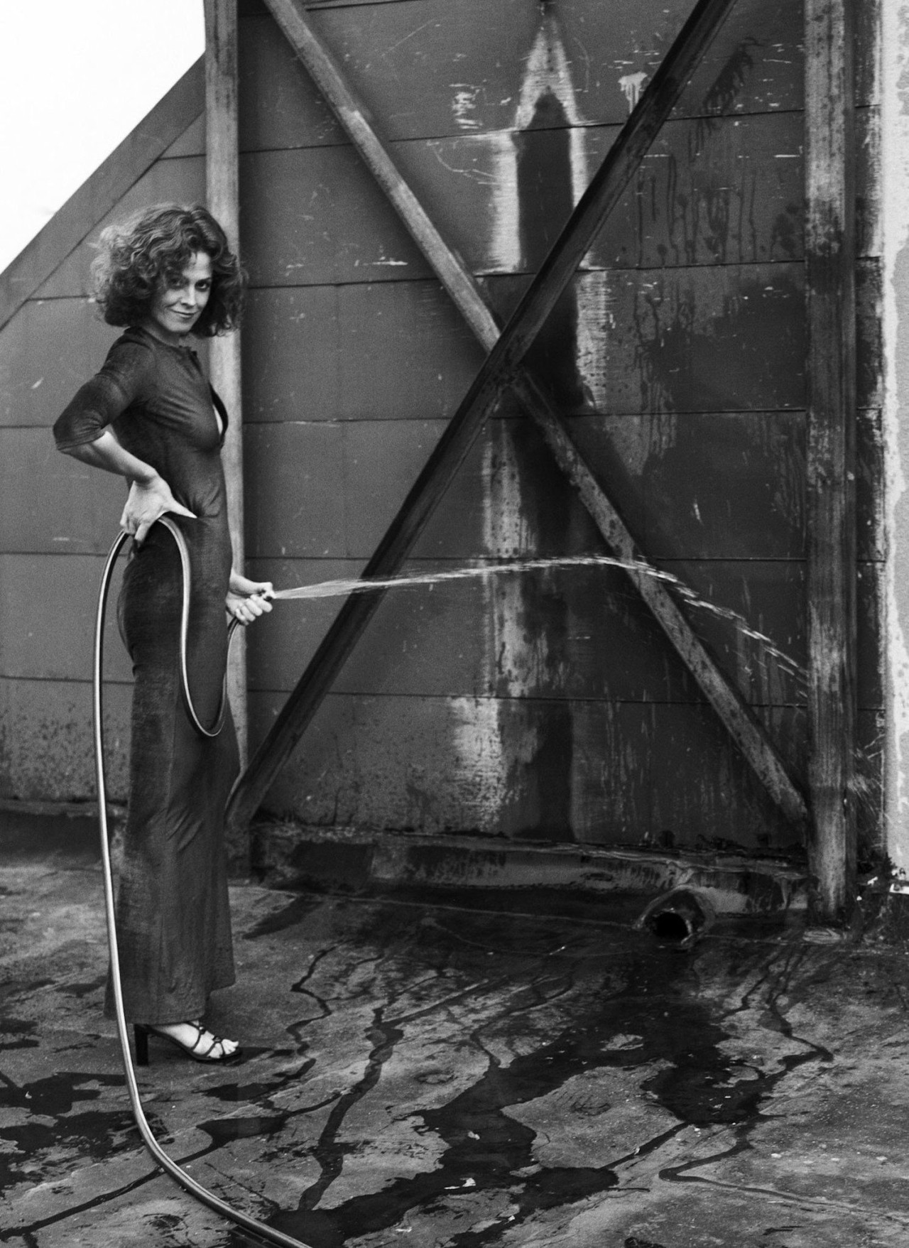 1280x1757, 489 Kb / Сигурни Уивер, шланг, поливка или помывка, вода, ч/б, Sigourney Weaver