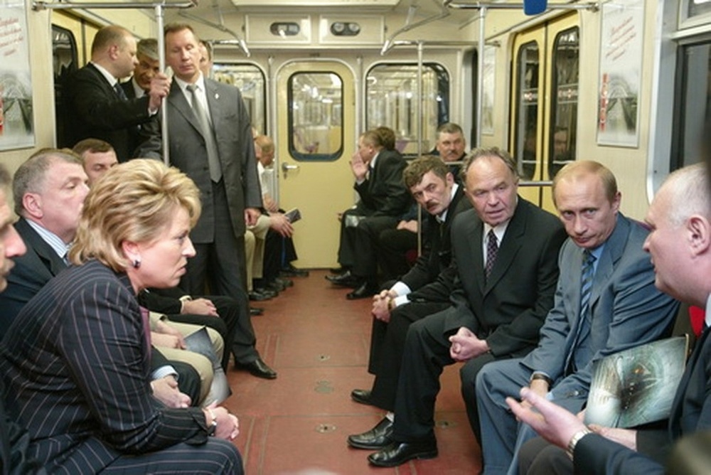 1000x668, 214 Kb / Путин, метро, поезд, вагон, президент, Санкт-Петербург, Матвиенко