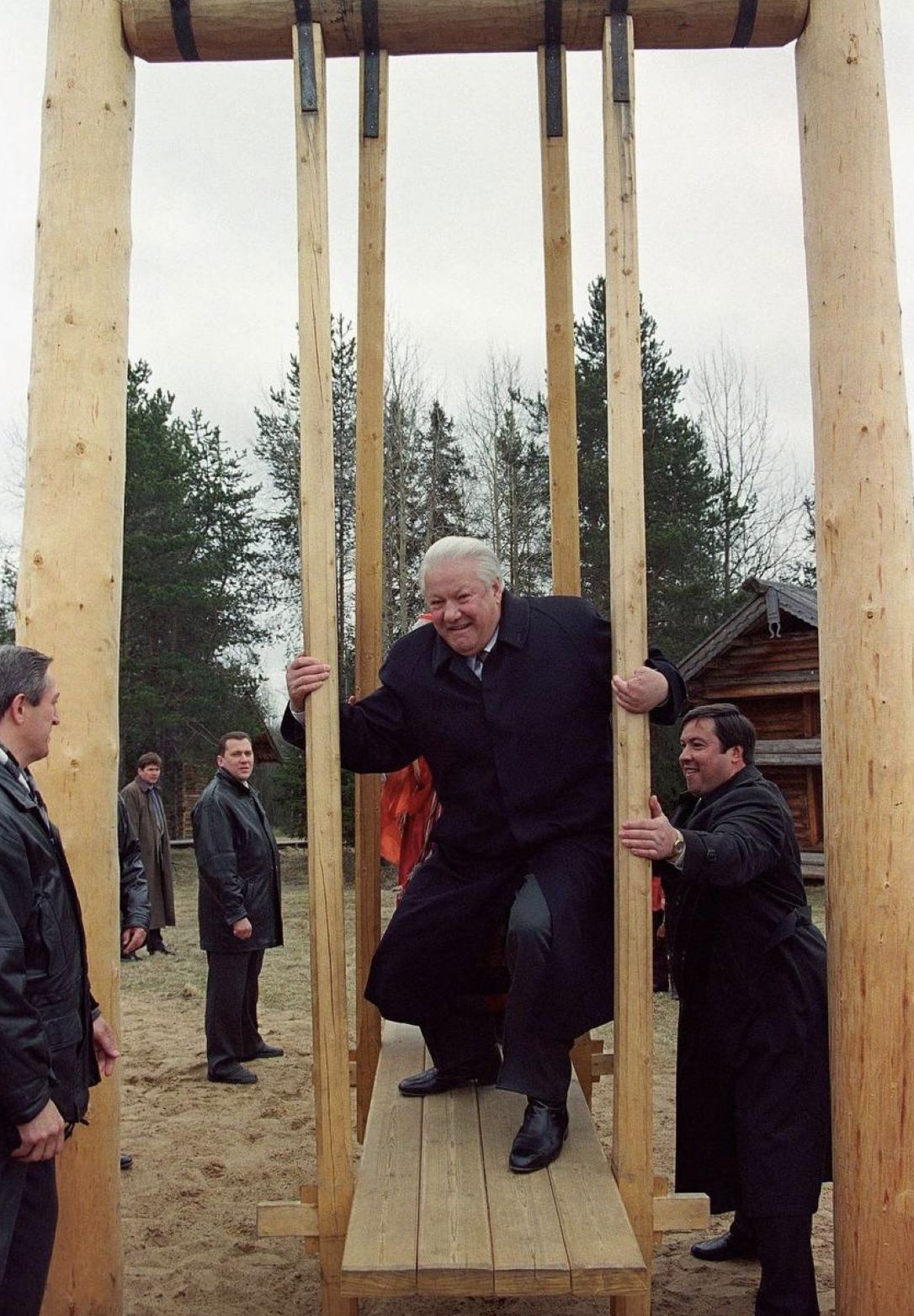 1086x1564, 284 Kb / Ельцин, качели, куртка, плащ, президент, телохранитель
