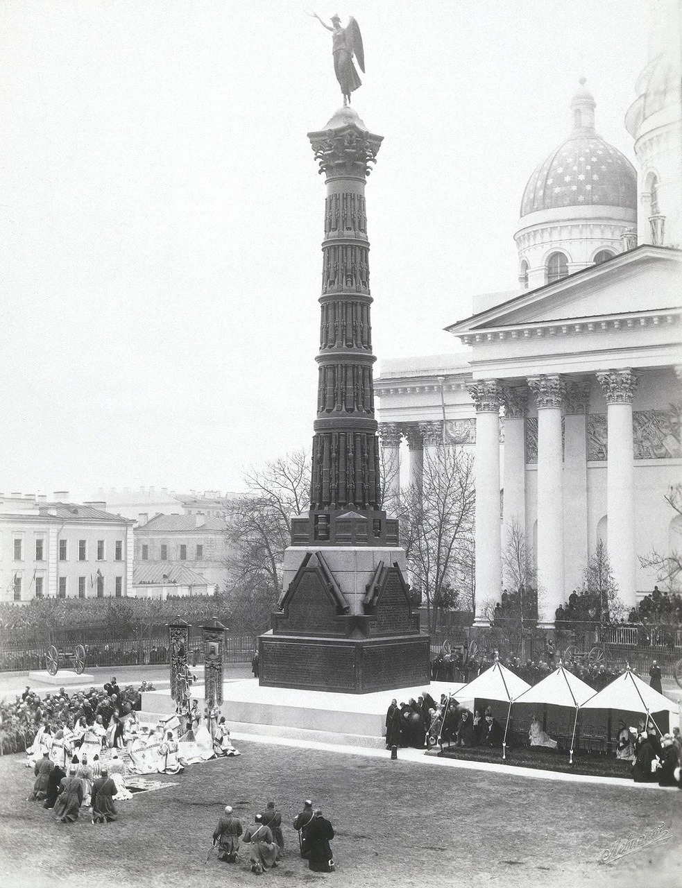 983x1280, 452 Kb / Колонна Славы, Санкт-Петербург, ч/б