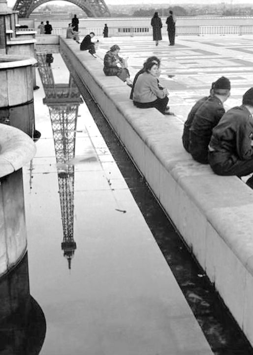 514x720, 80 Kb / отражение, Эйфелева башня, Elliott Erwitt, Paris, ч/б
