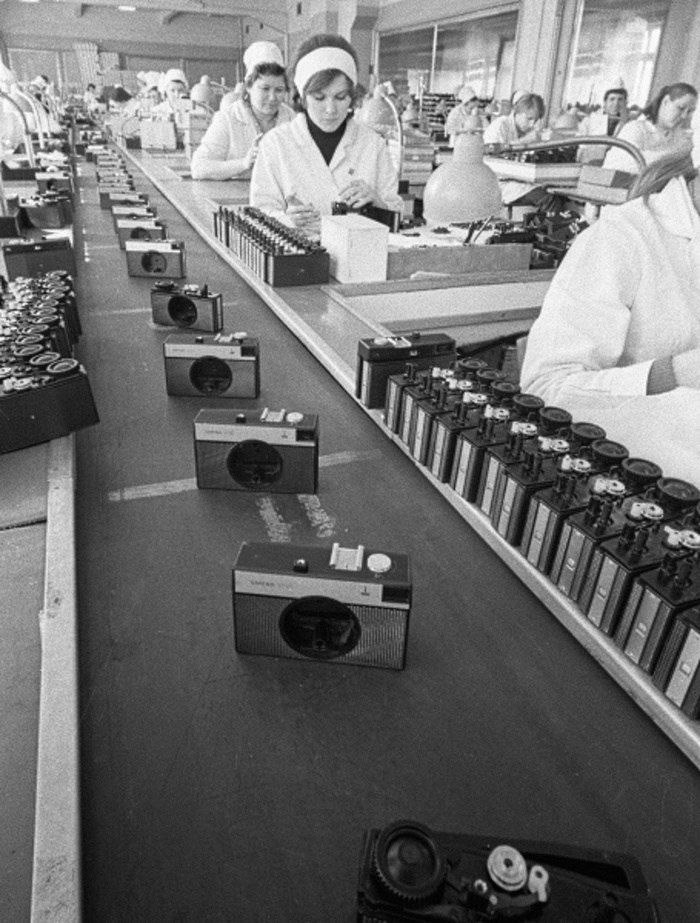 700x923, 139 Kb / фотоаппарат, смена, ч/б, конвейер, СССР, Ленинград