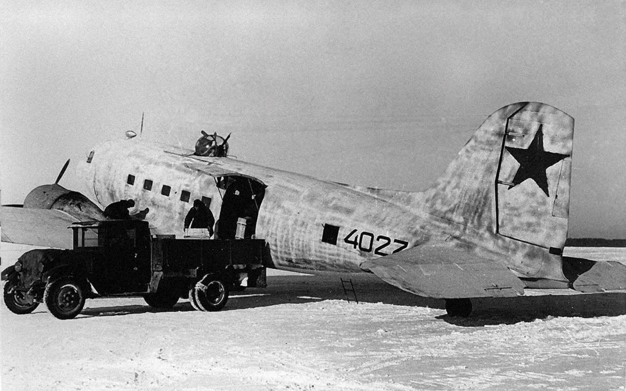 1280x800, 145 Kb / Транспорт, праздник, день авиации, Ли-2, ЗИС-5