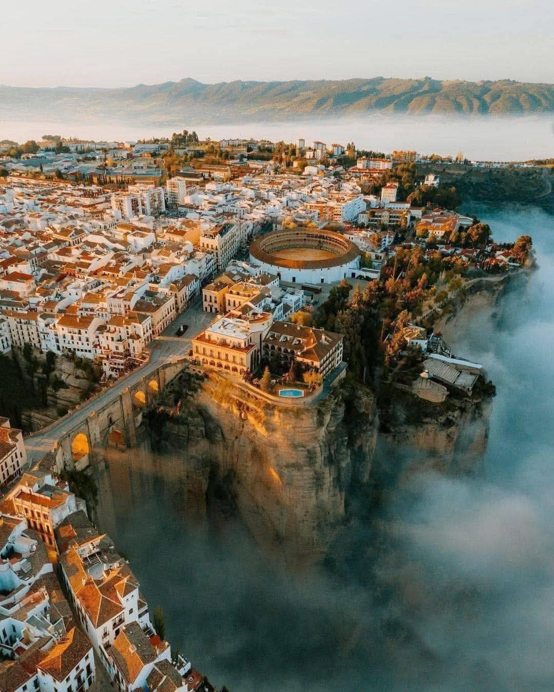 1080x1350, 275 Kb / Ronda, Spain, Ронда, Испания, обрыв, город, горы, скалы, туман