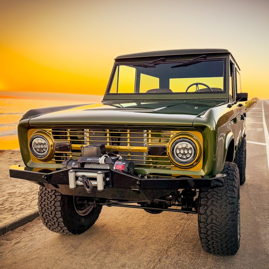 1080x1080, 392 Kb / автомобиль, классика, ретро, Ford, Bronco, лебедка
