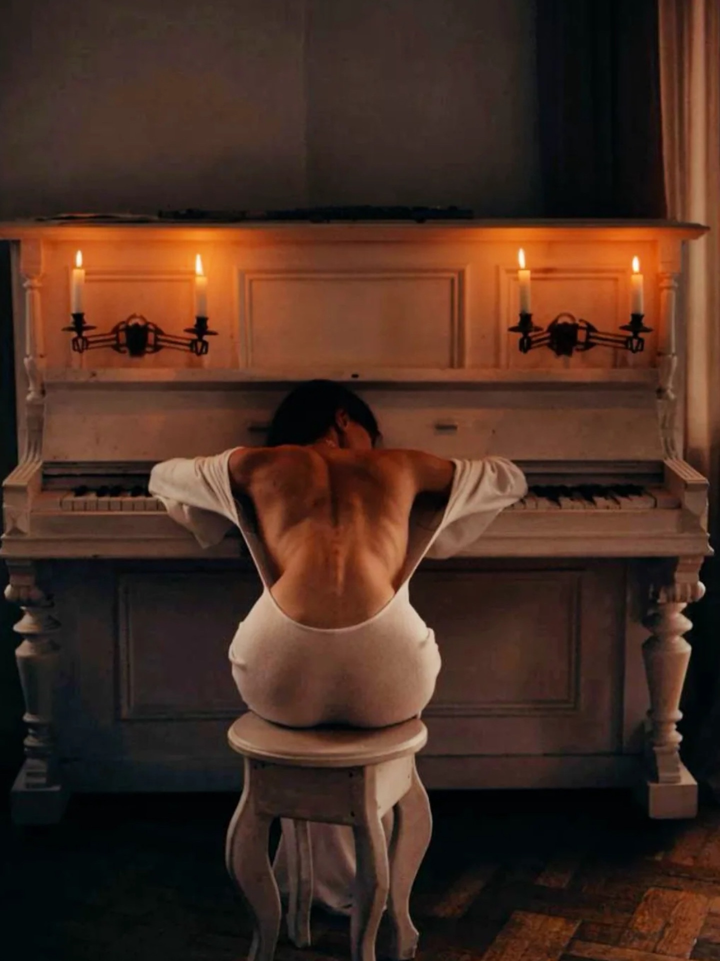 1440x1920, 272 Kb / Пианино, спина, свеча