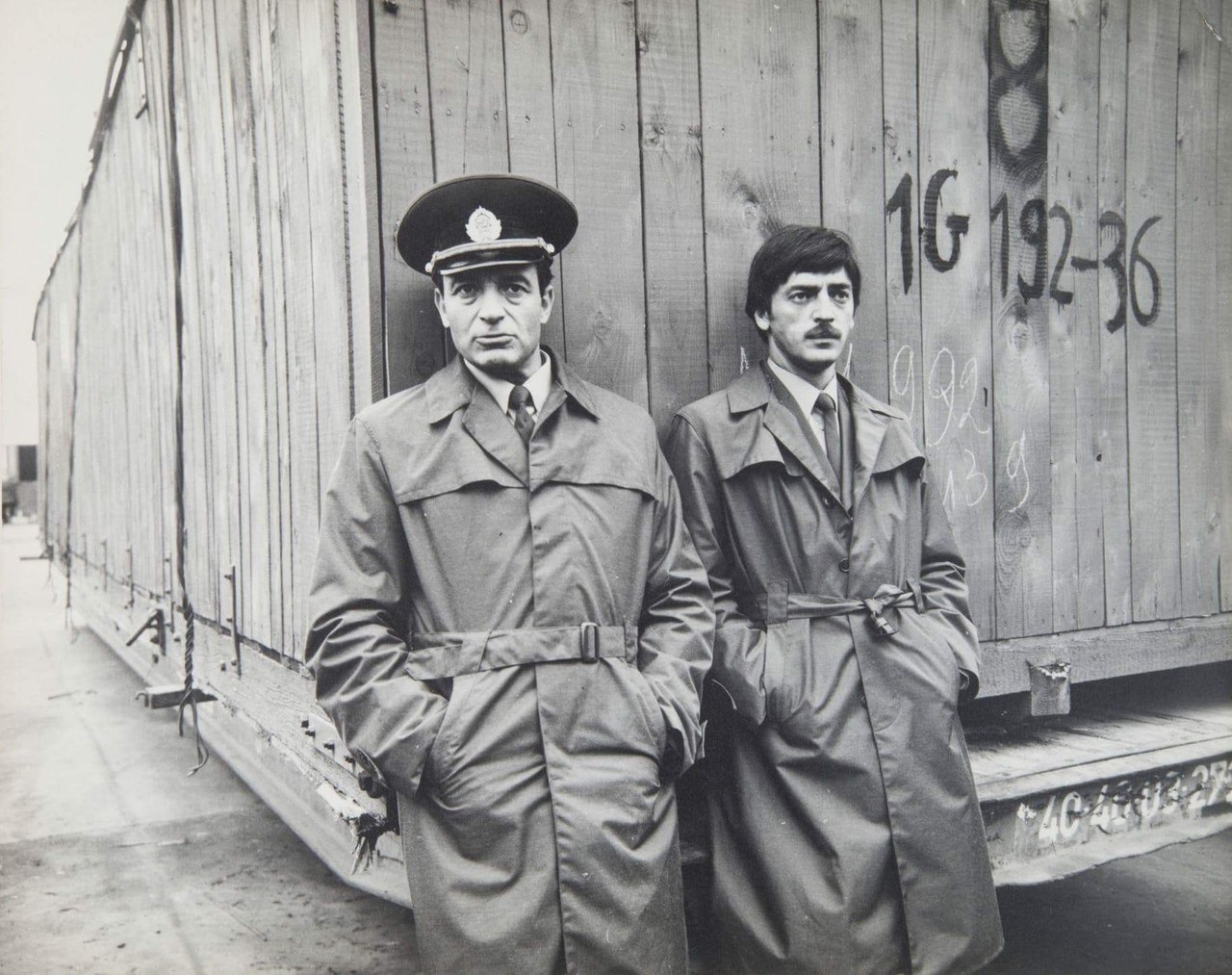 1280x1013, 244 Kb / Валентин Гафт, Михаил Боярский, Таможня, СССР, плащ, ч/б, фуражка