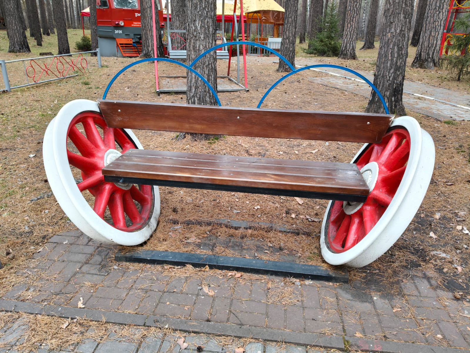 1600x1200, 445 Kb / Новосибирск, Заельцовский парк, скамейка, колесо, ржд